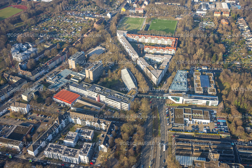 Essen260100992 | Luftbild, BFZ Essen, Berufskolleg im Bildungspark der Stadt Essen, Wohnblock und Sportplätze Seumannstraße ESC Preußen 02 an der Unsuhrstraße, Ulrich Lorch Hotel, Arbeit und Bildung Essen GmbH - Standort Karolingerstraße Bildungseinrichtung, Motor Center Heinen GmbH Autohaus, Altenessen, Essen, Ruhrgebiet, Nordrhein-Westfalen, Deutschland
