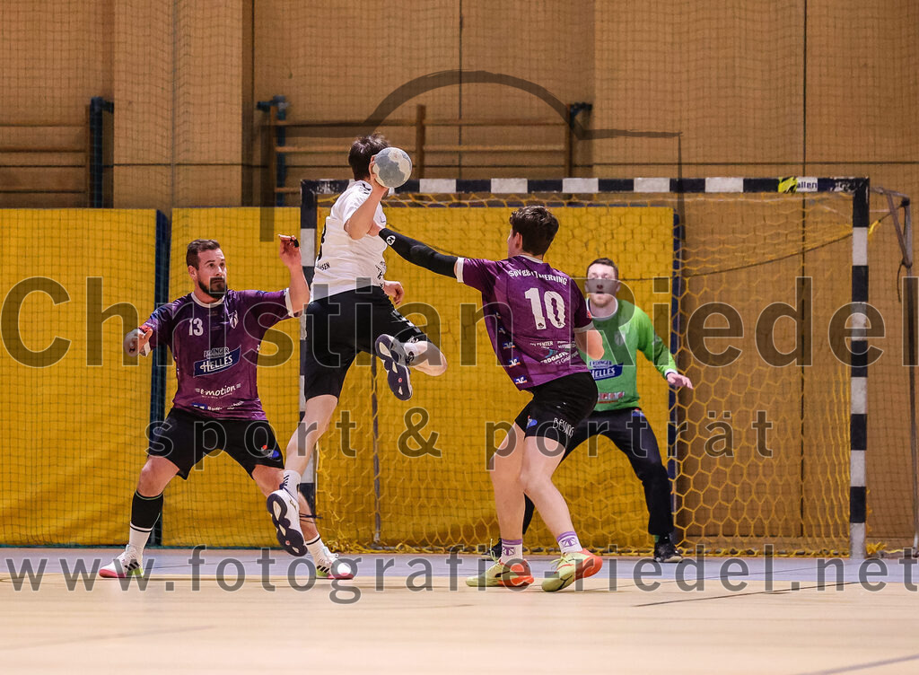 2025-02-15_084_SpVgg_Altenerding_gegen_SVW_Burghausen | Erding, Deutschland, 15.02.2025:Handball, Bezirksoberliga Männer 2024 / 2025, 16. Spieltag, SpVgg Altenerding gegen SVW Burghausen, Endergebnis: 32:31Sebastian Forster (SpVgg Altenerding, #13), Michael Kalchauer (SVW Burghausen, #8), Tim Steininger (SpVgg Altenerding, #10), Torwart Ferdinand Mayer (SpVgg Altenerding, #97)Foto: Christian Riedel / fotografie-riedel.net