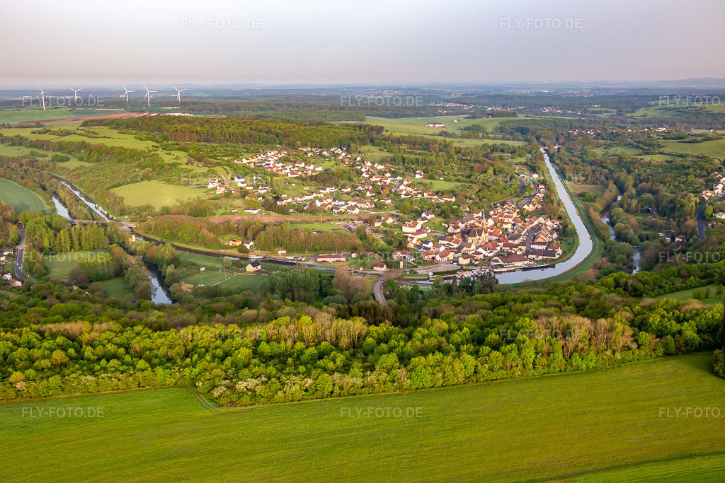 Luftbild: Ortsansicht von Süden in Wittring im Bundesland Moselle in Frankreich. Foto: IMG_140527.jpg vom 01.05.2024 durch Werner Riehm/FLY-FOTO.de