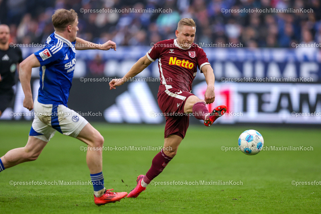 Schalke10112401079 | 10.11.2024, Fußball, FC Schalke 04 - SSV Jahn Regensburg, 2. Fußball Bundesliga, Veltins-Arena Gelsenkirchen, Saison 2024 2025: Kai Pröger (Jahn-Regensburg #33) im Zweikampf gegen Derry Murkin (S04 #5)DFB regulations prohibit any use of photographs as image sequences and or quasi-video.
