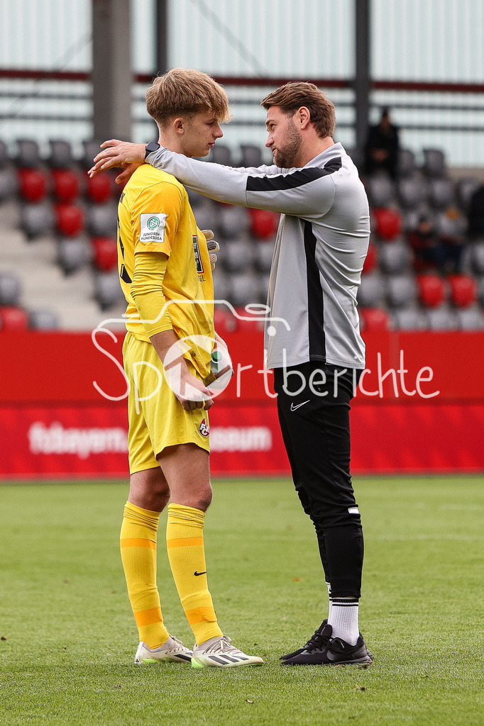 FC Bayern Muenchen U19 - 1. FC Kaiserslautern U19 | Lautern Keeper Fabian HECK (FCK #23) muss nach dem Spiel getroestet werden