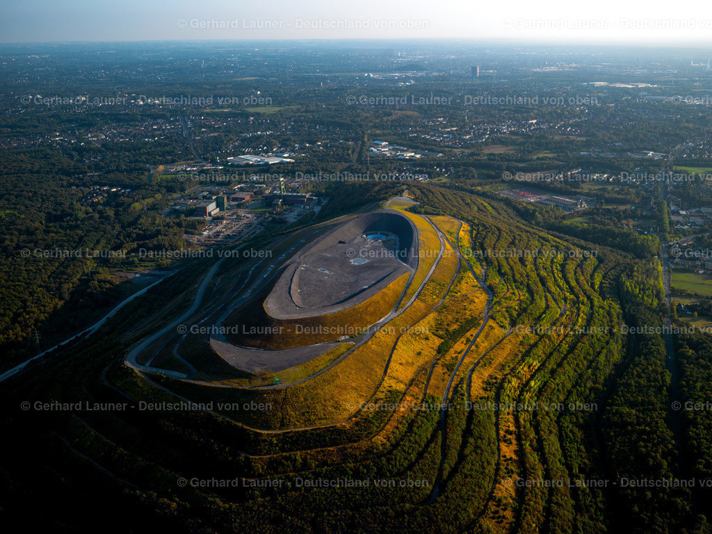 2993169 | Halde Haniel, die höchste ständig begehbare Bergehalde im Ruhrgebiet in Oberhausen und Bottrop mit Kreuzweg, Amphitheater und Totems