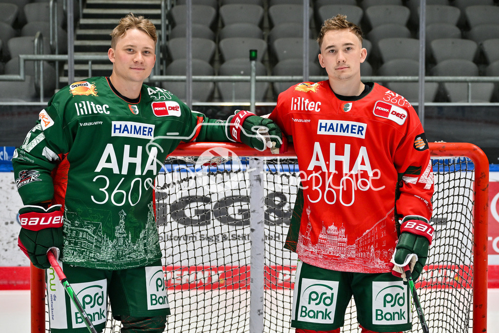 Augsburger Panther 2025/26 | im Bild Florian ELIAS (Augsburger Panther #67) und Moritz ELIAS (Augsburger Panther #46) vor dem Tor / Media Day Augsburger Panther: Curt-Frenzel Stadion am 06.08.2025