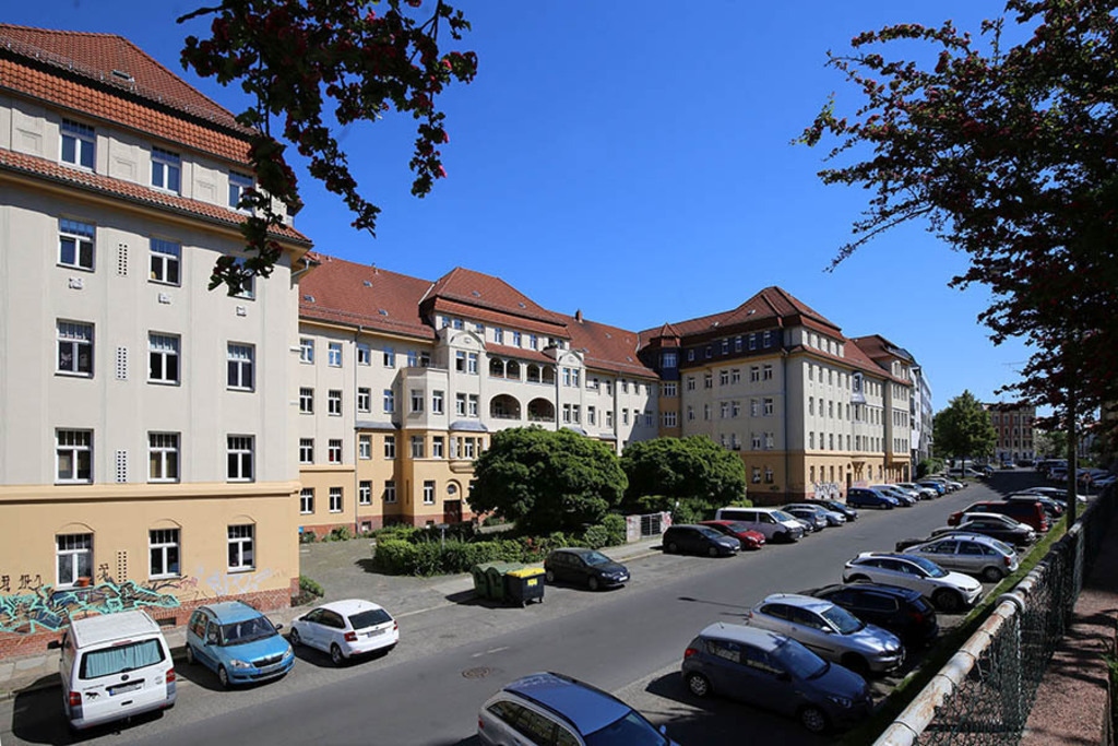 Connewitz - Wohnhäuser in der Selnecker Straße | Entdecke über 20 Kategorien Leipzig-Motive: Foto-Downloads, hochwertige Poster, Leinwand- & Fine-Art-Prints. Jetzt Lieblingsfoto im Bildlexikon Leipzig Shop bestellen!