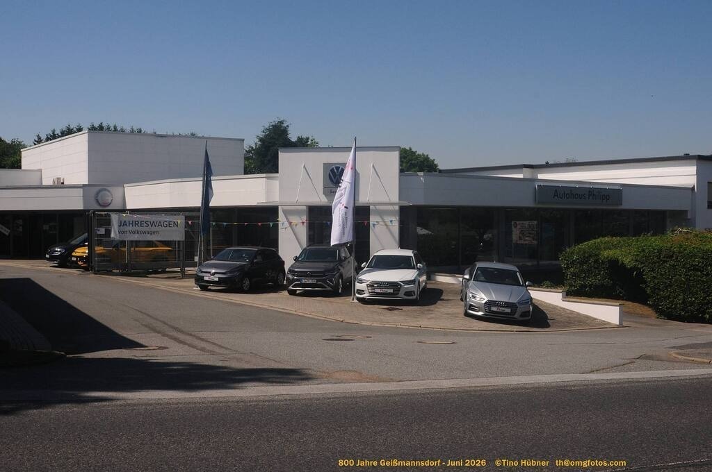 Geißmannsdorf-2026-Ortsbilder-143 | Geißmannsdorf bei Bischofswerda im Sommer 2026. Ein fotografischer Streifzug durch das Dorf Geißmannsdorf, mit Gebäuden, Straßen, Strohpuppen und geschmückten Vorgärten und Grundstücken anlässlich der 800-Jahr-Feier von Geißmannsdorf im Juni 2026 - Realisiert mit Pictrs.com