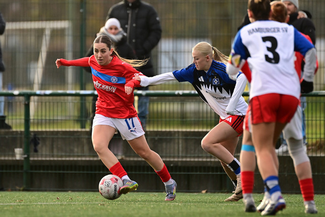 Fußball I Frauen I Saison 2025-2026 I Regionalliga Nord I 11. Spieltag I Hamburger SV U20 - Holstein Kiel I 26823 | Arjela Lako (17, Holstein Kiel) Lena Joy Martens (7, Hamburger SV U20) - Realisiert mit Pictrs.com
