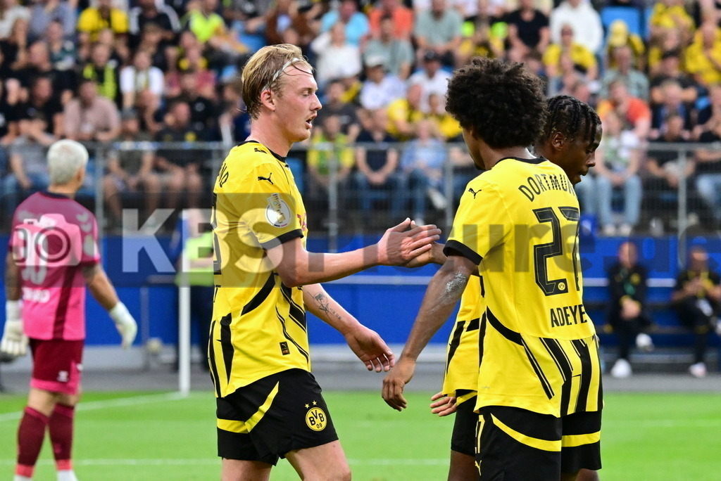 KBS Picture_PhoenixLuebeck-BorDortmund_070 | Borussia Dortmund Torjubel zum 3:0 v.l. Torschuetze Brandt Julian (Borussia Dortmund) , Adeyemi Karim (Borussia Dortmund) ,Sportplatz :  Volksparkstadion, - Realisiert mit Pictrs.com