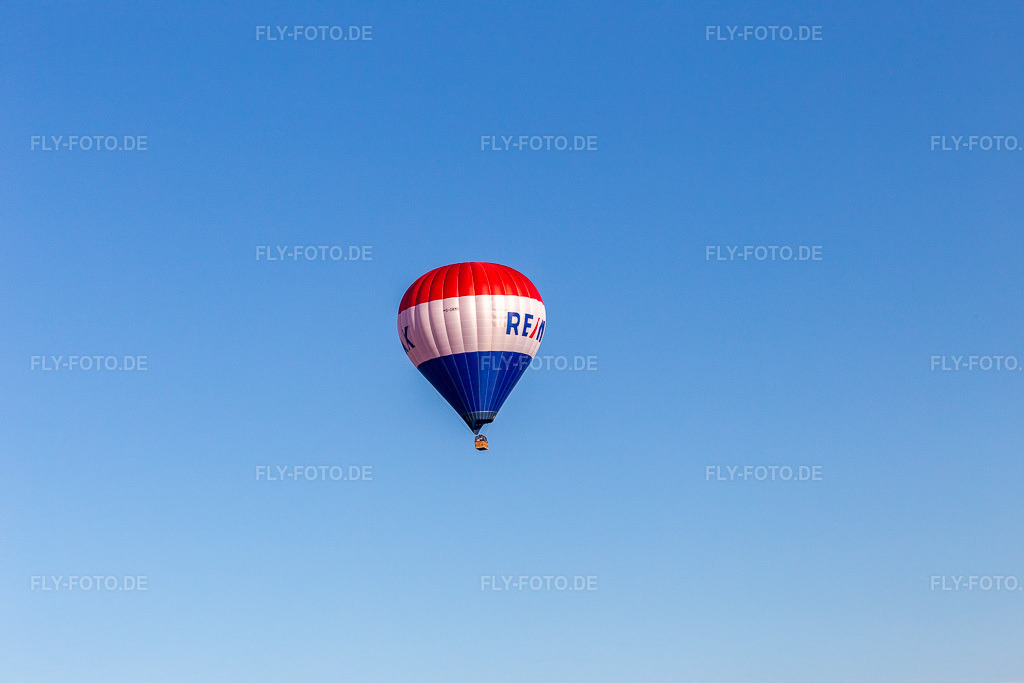 Luftbild: Ballonstart REMAX im Ortsteil Michelwinnaden in Bad Waldsee im Bundesland Baden-Württemberg in Deutschland. Foto: IMG_128876.jpg vom 03.09.2021 durch Werner Riehm/FLY-FOTO.de