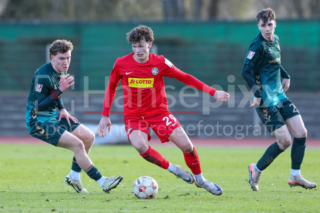 Fussball, Regionalliga Nord, SV Werder Bremen II - HSC Hannover | v.li.: Patrick Götzelmann (SV Werder Bremen II, 17), Finn-Louis Kiszka (HSC Hannover, 29) und Paul Levi Wagner (SV Werder Bremen II, 29) im Zweikampf, Duell, Dynamik, Aktion, Action, Spielszene