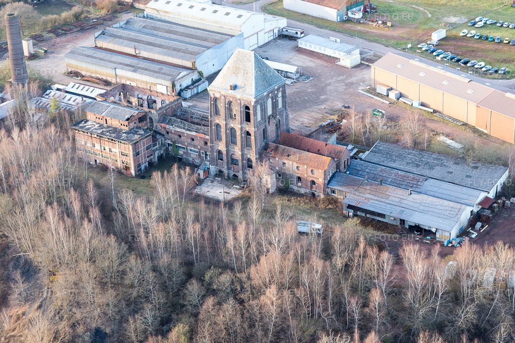 Vue aérienne: Ancienne usine sidérurgique (Bourgogne) à Épinac dans le département Saône et Loire, France. Photo: IMG_105536.jpg prise le 01/04/2018 par Werner Riehm/FLY-FOTO.eu – Résolution de l'original: 5472 x 3648 px