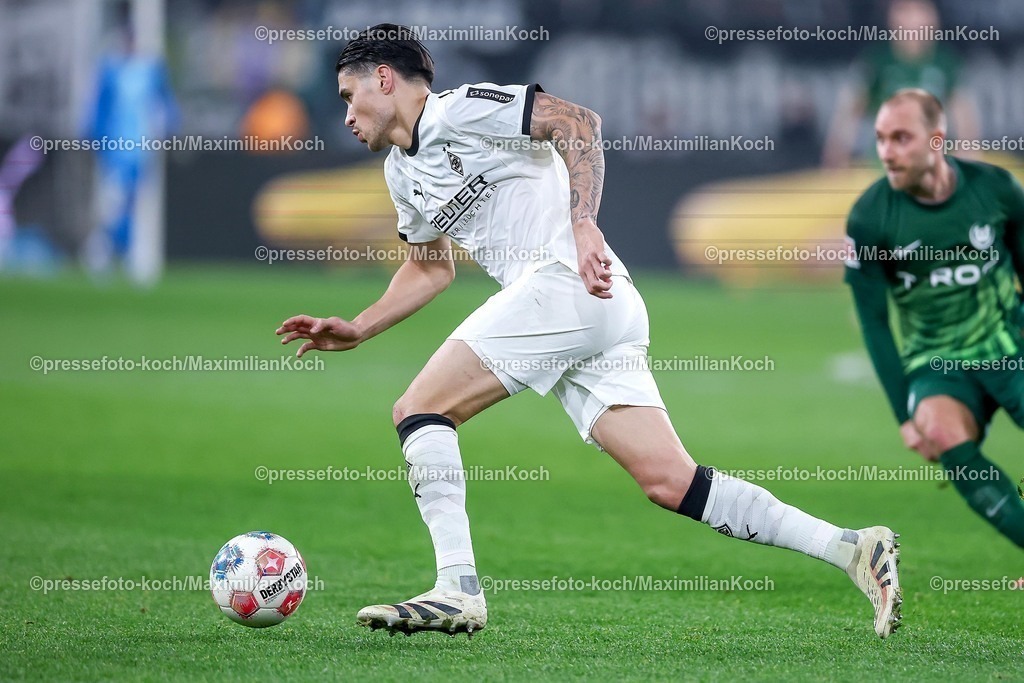 BMG13122502165 | 13.12.2025, Fußball, Borussia Mönchengladbach - VfL Wolfsburg, 1. Fußball Bundesliga, 14.Spieltag, Borussia-Park, Saison 2025 2026: Kevin Diks&nbsp;(Borussia Mönchengladbach #04)  DFB regulations prohibit any use of photographs as image sequences and or quasi-video.