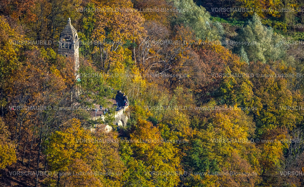 Witten231101100 | Luftbild, Naherholungsgebiet Hohenstein, Besucher am Bergerdenkmal im herbstlichen Wald mit Laubbäumen in leuchtenden Herbstfarben, Witten, Ruhrgebiet, Nordrhein-Westfalen, Deutschland