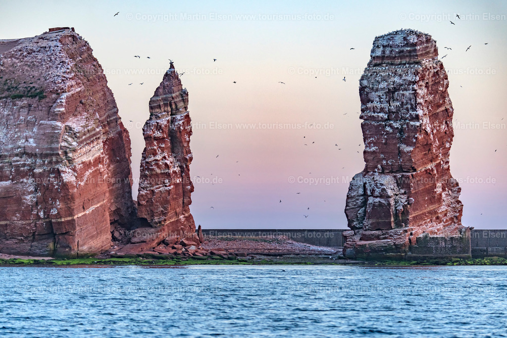 Helgoland Lange Anna_ELS_3760030818 | Helgoland - Aufnahmedatum: 03.08.2018, Aufnahmehöhe:  m, Koordinaten:  - , Bildgröße: 8256 x  5504 Pixel - Copyright 2018 by Martin Elsen, Kontakt: Tel.: +49 157 74581206, E-Mail: info@schoenes-foto.deSchlagwörter:Schleswig-Holstein,Landkreis Pinneberg,Düne,Hochseeinsel,Börteboote,Meer,Küste,Halunder,Oberland,Unterland,Strand,Seehunde,Robben,Lange Anna,Felsen,Roter Felsen,Luftbild,Luftbilder,Bastölpel - Realisiert mit Pictrs.com