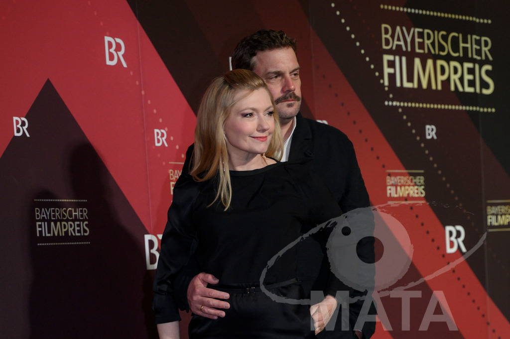 _DWI5247 | Johanna Christine Gehlen und Sebastian Bezzel bei der Verleihung des 47. Bayerischen Filmpreises 2026  im Prinzregententheater. München, Deutschland. Der Bayerische Filmpreis wird seit 1979 von der Bayerischen Staatsregierung verliehen, um die Bedeutung des Kinofilms als Kulturgut herauszustellen - Realisiert mit Pictrs.com