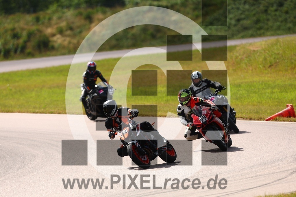 0854-20260605_00873 | Schöne Erinnerungen an spannende Momente - das festzuhalten ist unser Job. PIXELrace.de ist seit 2003 auf den Rennstrecken Europas unterwegs um die Action draußen beim Fahren und die wunderbare Stimmung imm Fahrerlager für euch einzufangen.