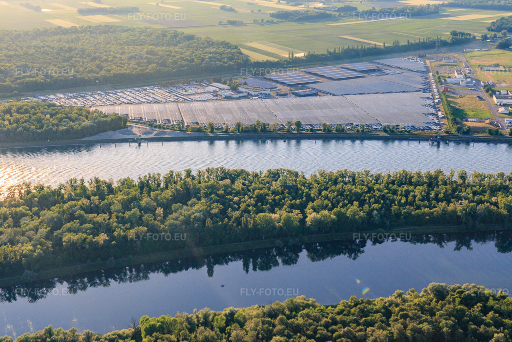 Vue aérienne: Zone industrielle et portuaire avec aire de stationnement pour véhicules ombragée par des systèmes photovoltaïques, exploitée par CEVA Logistics à Marckolsheim dans le département Bas Rhin, France – .Photo: IMG_147922.jpg prise le 30/05/2025 par Werner Riehm/FLY-FOTO.eu – Résolution de l'original: 5472 x 3648 px – WWW.CEVALOGISTICS.COM