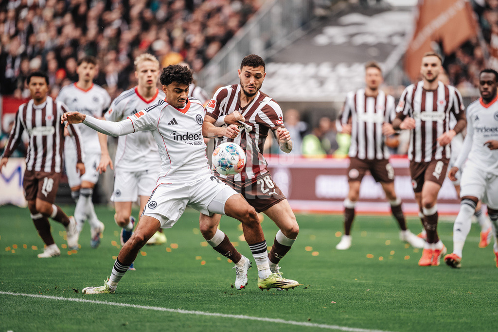 Fußball | Männer | Saison 2025/2026  | Fußball-Bundesliga | 25. Spieltag | FC St. Pauli vs. Eintracht Frankfurt | 08.03.2026 | v.l. Nathaniel Brown (#21, Eintracht Frankfurt) gegen Mathias Pereira Lage (#28, FC St. Pauli)