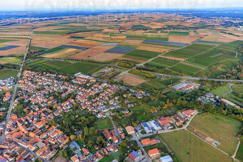 Ortsansicht aus Westen von Geothermiekraftwerk  bis zum Windpark Offenbach | Luftbild: Ortsansicht aus Westen von Geothermiekraftwerk  bis zum Windpark Offenbach in Insheim im Bundesland Rheinland-Pfalz in Deutschland. Foto: IMG_103559.jpg vom 21.09.2017 durch Werner Riehm/FLY-FOTO.de - Realisiert mit Pictrs.com