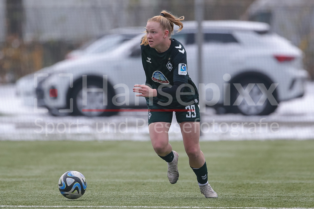 Fussball, Testspiel Frauen, VfL Wolfsburg II - SV Werder Bremen | v.li.: Jette Behrens (SV Werder Bremen, 39) am Ball, Freisteller, Einzelbild, Ganzkörper, Aktion, Action, Spielszene