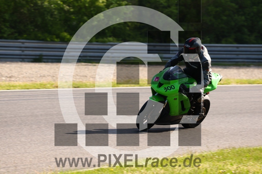 0300-20260426_00312 | Schöne Erinnerungen an spannende Momente - das festzuhalten ist unser Job. PIXELrace.de ist seit 2003 auf den Rennstrecken Europas unterwegs um die Action draußen beim Fahren und die wunderbare Stimmung imm Fahrerlager für euch einzufangen.