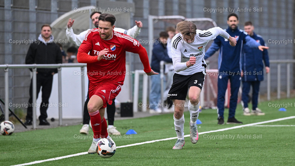 TSV Kronshagen vs. SpVg. Eidertal Molfsee | Peeke Schmitz (TSVK #3) &amp; Trainer Coskun Yamak (TSVK hinten links) vs Tom Wüllner (Molfsee #10) &amp; Trainer Nedim Hasanbegovic (Molfsee hinten rechts) / Fußball-Landesliga Schleswig Männer 2025/2026 / TSV Kronshagen vs. SpVg. Eidertal Molfsee / Kunstrasenplatz (Platz 5) / Kronshagen / 21.03.26 - Realisiert mit Pictrs.com