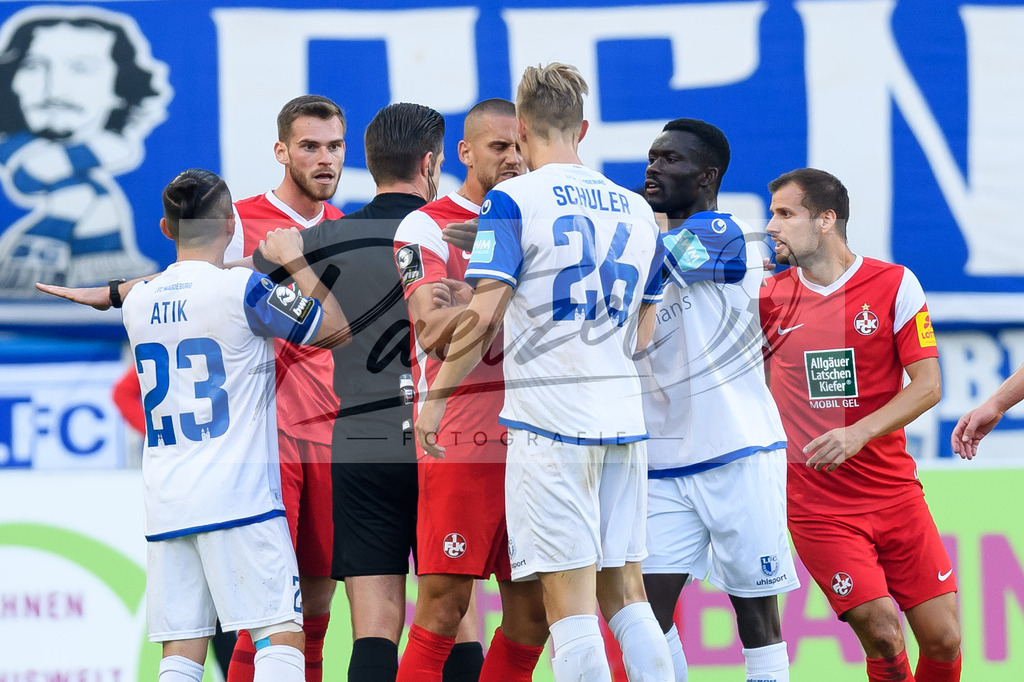 FCMFCK20210904_029 | Fussball, Herren: . Rudelbildung beim Spiel der 3. Liga zwischen 1. FC Magdeburg und 1. FC Kaiserslautern in der MDCC-Arena am 04.09.2021 in Magdeburg, Deutschland.DFB / DFL REGULATIONS PROHIBIT ANY USE OF PHOTOGRAPHS AS IMAGE SEQUENCES AND/OR QUASI-VIDEO. - Realisiert mit Pictrs.com
