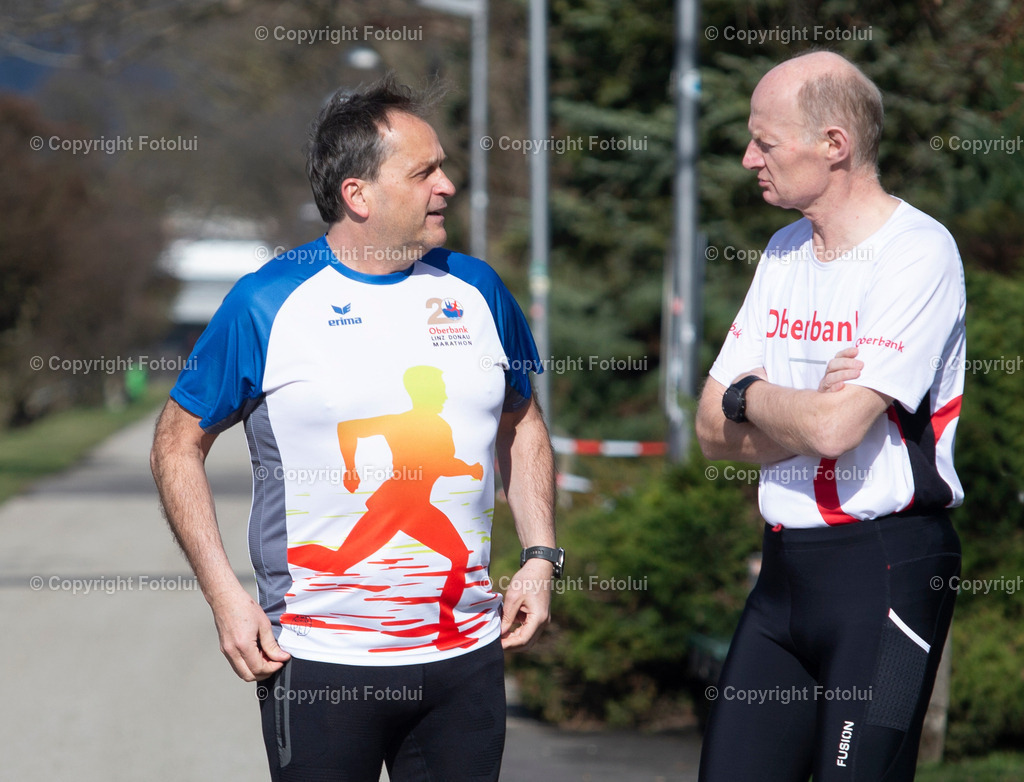 A_LUI_15032023_02 | 21,OBERBANK LINZ DONAU MARATHON 2023 LAUFTERMIN FOTO: V.L. DIETMAR KERSCHBAUM (BRUCKNERHAUS INTENDANT) UND DR.FRANZ GASSELSBERGER (GENERALDIREKTOR  OBERBANK)FOTO:FOTOLUI