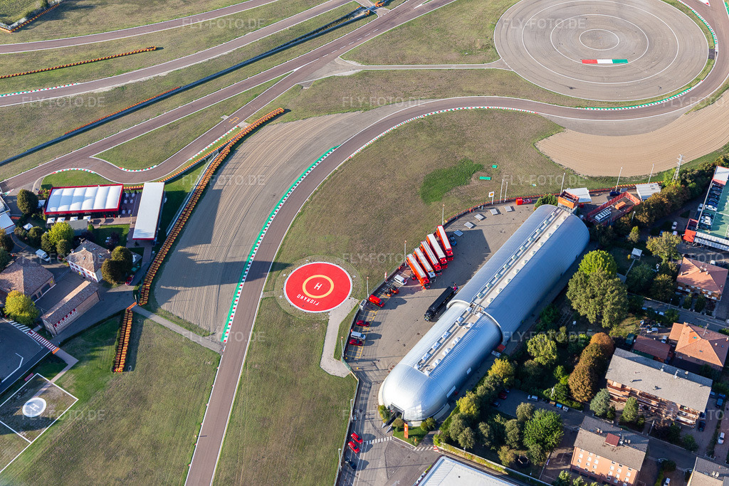 Luftbild: Formel 1 Rennstrecke von Ferrari, Pista di Fiorano, Circuito di Fiorano in Fiorano Modenese im Bundesland Modena in Italien. Foto: IMG_134605.jpg vom 19.09.2022 durch Werner Riehm/FLY-FOTO.deWWW.FERRARI.COM