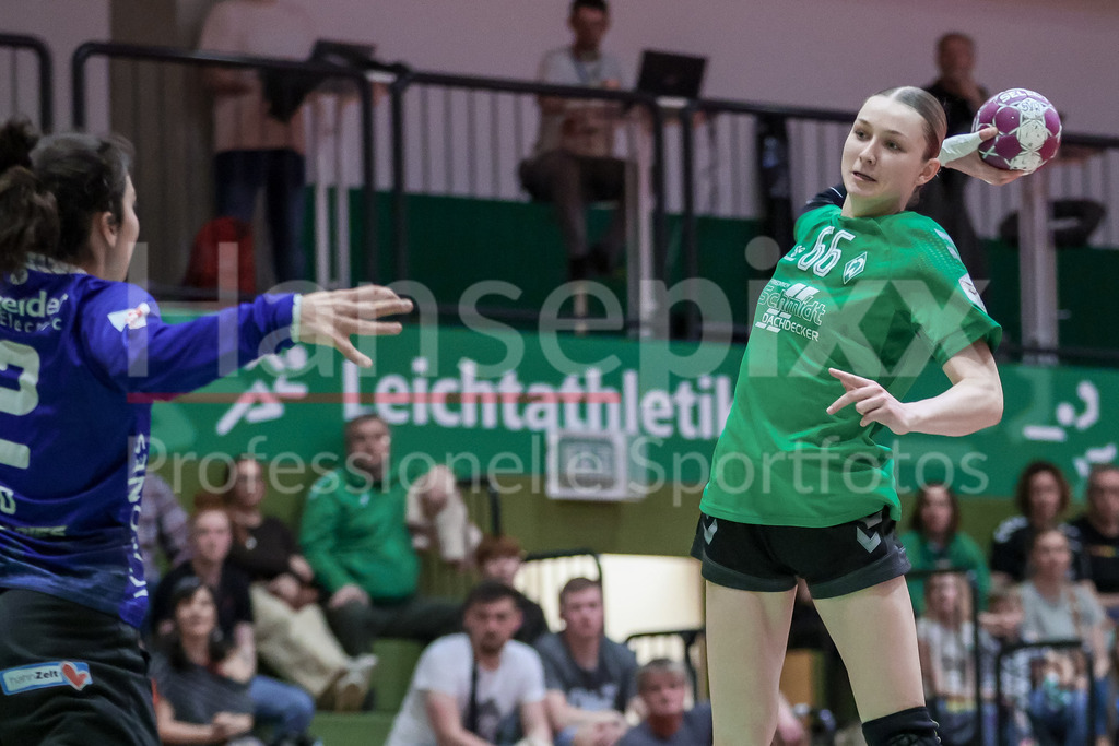 Handball, 2. Bundesliga Frauen, SV Werder Bremen - ESV 1927 Regensburg | v.li.: Luise Albert (SV Werder Bremen, 66) beim Wurf, am Ball, Spielszene, Aktion, Action