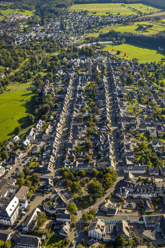 Schmallenberg230910869 | Luftbild, Ortsansicht Wohngebiet Oststraße und Weststraße mit kath. St.-Alexander-Kirche, Schmallenberg, Sauerland, Nordrhein-Westfalen, Deutschland