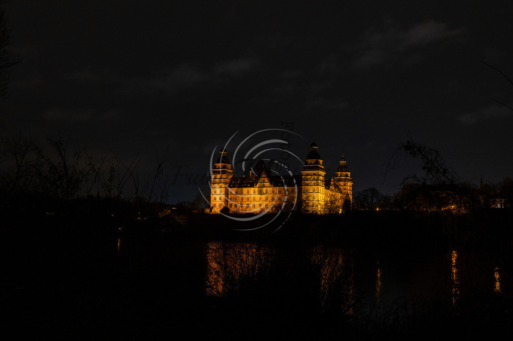 Schloss Johannesburg Aschaffenburg | Das Schloss Johannisburg in Aschaffenburg diente vom 13. Jahrhundert bis 1803 als zweite Residenz der Mainzer Erzbischöfe und Kurfürsten. Das heutige Schloss wurde in der Zeit von 1605 bis 1614 vom Straßburger Baumeister Georg Ridinger als Bauwerk der Renaissance an alter Stelle neu erbaut. Von 1814 bis zum Ende der Monarchie 1918 gehörte das Schloss der Bayerischen Krone. Heute ist der Freistaat Bayern Eigentümer, und die Anlage wird von der Bayerischen Verwaltung der staatlichen Schlösser, Gärten und Seen verwaltet. Im Schloss befinden sich außerdem das Schlossmuseum und die Verwaltung der Museen der Stadt Aschaffenburg.[1]Das Schloss dominiert das Bild der Stadt Aschaffenburg und gilt als ihre größte Sehenswürdigkeit. Ein Aschaffenburger Heimatdichter sagte einmal: „Die Stadt ist ihr Schloss.“  - Realisiert mit Pictrs.com