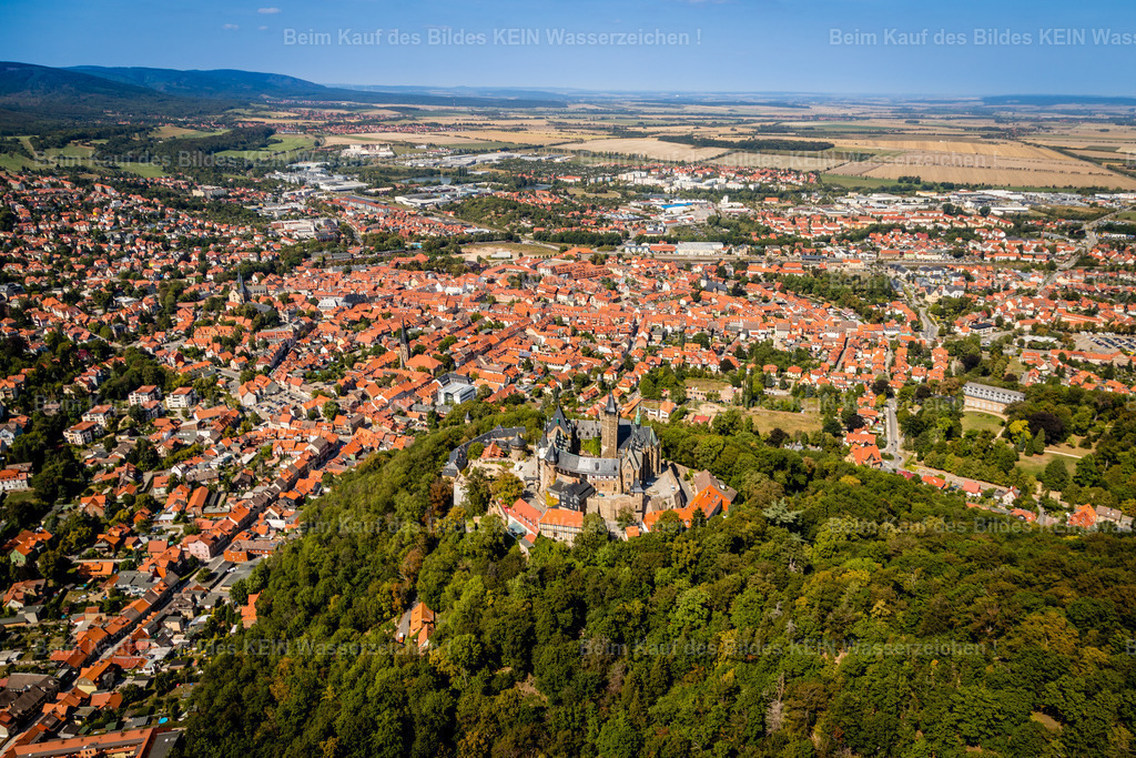Wernigerode-8486 | Wernigerode ist eine Stadt im Harz im Mitteldeutschland. Ihre Altstadt zeichnet sich durch ihre Fachwerkhäuser aus, darunter das mittelalterliche Rathaus und das "Schiefe Haus". Am Stadtrand beherbergt das Schloss Wernigerode ein Museum und bietet Blick auf die Stadt. Das Schienennetz der Harzer Schmalspurbahnen verbindet Wernigerode mit dem Bahnhof Drei Annen Hohne, wo die dampflokbetriebene Brockenbahn zum Brocken abfährt. - Realisiert mit Pictrs.com