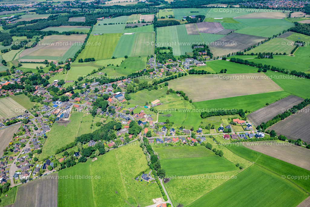 Hollenbeck_ELS_6188030622 | HARSEFELD 03.06.2022 Ortsansicht der Straßen und Häuser der Wohngebiete in Harsefeld Hollenbeck im Bundesland Niedersachsen, Deutschland. // Town View of the streets and houses of the residential areas in Harsefeld in the state Lower Saxony, Germany. Foto: Martin Elsen