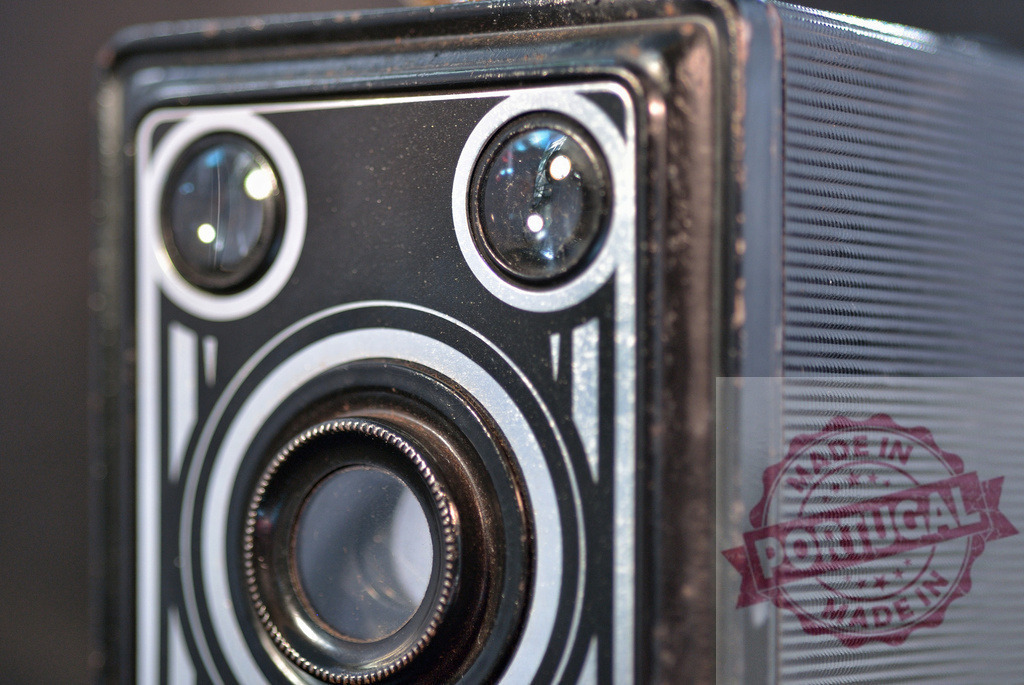 Vintage analog box camera showing retro photography technology | Old film camera body with a lens and viewfinders, representing historical photography - Realisiert mit Pictrs.com