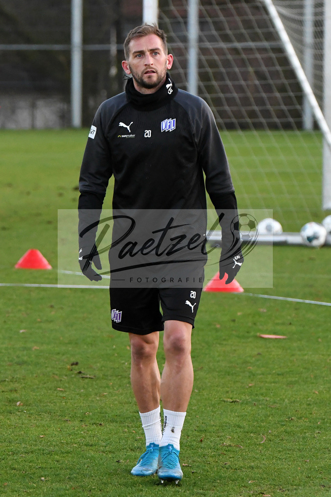 20200121_TRAOSN_0061 | Fußball, Herren: Marc Heider (VfL Osnabrück) schaut beim Training des VfL Osnabrück am 21.01.2020 im Sportpark Illoshöhe in Osnabrück, Deutschland.(Foto von Nico Paetzel) - Realisiert mit Pictrs.com
