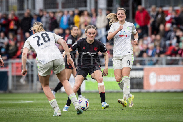 Frauen Fußball-Bundesliga; Bayer 04 Leverkusen - Werder Bremen, 17.05.2026 | LEVERKUSEN, 17.05.2026 - Juliane Wirtz (Werder Bremen, 28), Sofie Zdebel (Bayer 04 Leverkusen, 16), Medina Desic (Werder Bremen, 9) während der Begegnung Bayer 04 Leverkusen - Werder Bremen an Spieltag 26 der Google Pixel Frauen-Bundesliga am 17.05.2026 im Ulrich-Haberland-Stadion in Leverkusen (Nordrhein-Westfalen). DFL REGULATIONS PROHIBIT ANY USE OF PHOTOGRAPHS AS IMAGE SEQUENCES AND/OR QUASI-VIDEO.