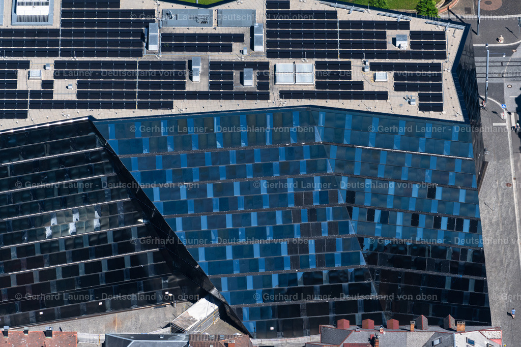 4033323 | FREIBURG IM BREISGAU 30.06.2020 Modernes Bibliotheks- Gebäude der Universitätsbibliothek am Platz der Universität und das Theater Freiburg am Platz der alten Synagoge in Freiburg im Breisgau im Bundesland Baden-Württemberg, Deutschland. Weiterführende Informationen bei: Universitätsbibliothek Freiburg. // Glass facade of the library building of the university Freiburg together with the Theater Freiburg ( Freiburg City Theater ) in Freiburg im Breisgau in the state Baden-Wurttemberg, Germany. Further information at: Universitaetsbibliothek Freiburg. Foto: Gerhard Launer