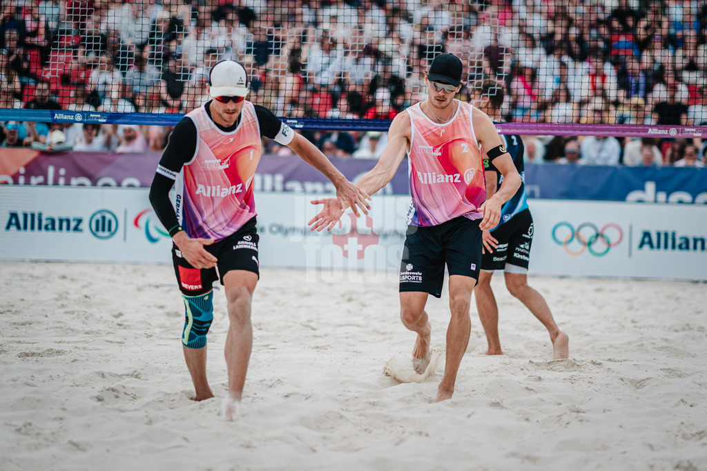 Beachvolleyball | Männer | German Beach Tour 2024 | Tourstop Bremen | 08.06.2024 | v.l. Bennet Poniewaz und Paul Henning klatschen ein