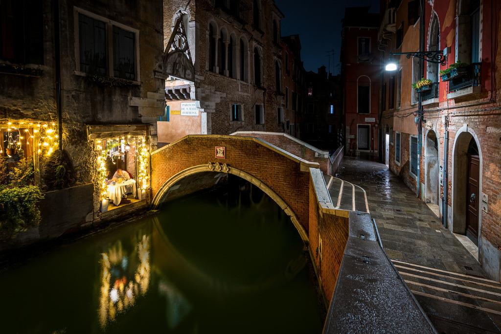 Nighthawks | Ich mag die Bilder von Edward Hopper, bei denen man oft von draussen in Innenräume schaut und die eine gewisse Melancholie und Einsamkeit verströmen. Als Betrachter, als der ich mich auch immer ein wenig als Voyeur empfinde, weiss ich nicht recht, ob nun die Person drin einsam ist, oder ich als aussen (und hier sogar in regnerischer Kälte) Stehender?
-----------------------------------------------------------------
I like Edward Hopper's pictures, where you often look inside from the outside and which exude a certain melancholy and loneliness. As an observer, who always feels like a bit of a voyeur, I don't really know whether the person inside is lonely or I, standing outside (and here even in the rainy cold)?
-----------------------------------------------------------------
Dieser Druck ist in einer limitierten Auflage von 5 Exemplaren erhältlich. 
This print is available in a limited edition of 5 copies. 
http://art.hess.photography/150-nighthawks.html - Realisiert mit Pictrs.com