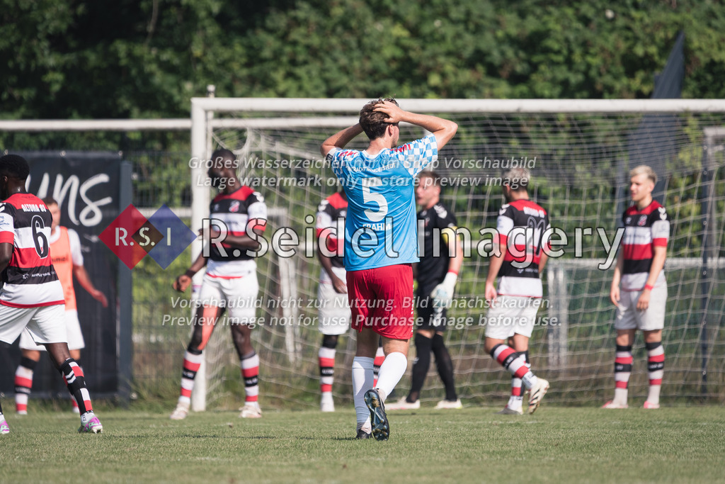 RS-1-126985 | Moritz Christopher Wenzel Frahm (#5, EN03, Teamkapitän) schlägt die Hände über seinem Kopf zusammen