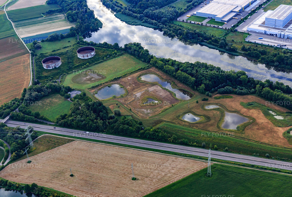 Luftbild: Renaturiertes Tanklager Jockgrim und zwei rostende Tanks von TANQUID am Altrhein in Jockgrim im Bundesland Rheinland-Pfalz in Deutschland. Foto: IMG_149474.jpg vom 09.08.2025 durch Werner Riehm/FLY-FOTO.deTanquid Website