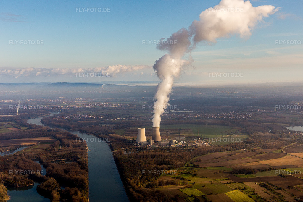 Luftbild: Dampfsäule über dem Kühlturm des AKW Kernkraftwerk der EnBW Kernkraft GmbH auf der Rheinschanzinsel am Rhein in Philippsburg im Bundesland Baden-Württemberg in Deutschland. Foto: IMG_104273.jpg vom 31.10.2017 durch Werner Riehm/FLY-FOTO.de
