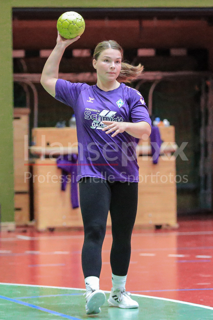 Handball, 2. Bundesliga Frauen, Training SV Werder Bremen | v.li.: Madita Probst (SV Werder Bremen, 10) am Ball, Spielszene, Aktion, Action