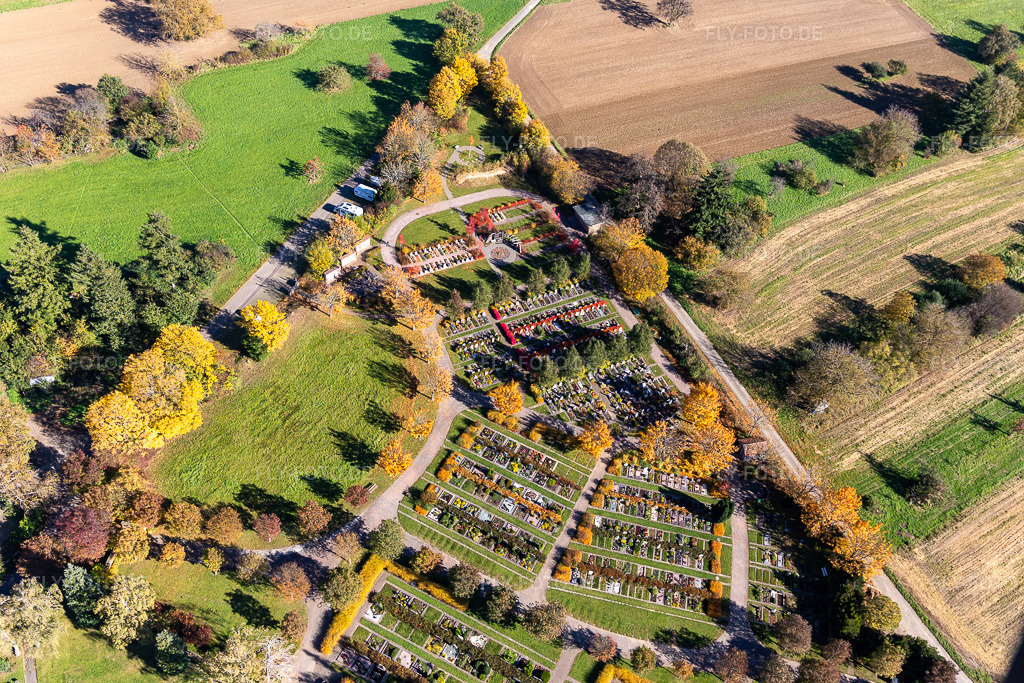 Luftbild: Friedhof Langensteinbach im Ortsteil Langensteinbach in Karlsbad im Bundesland Baden-Württemberg in Deutschland. Foto: IMG_129955.jpg vom 24.10.2021 durch Werner Riehm/FLY-FOTO.de