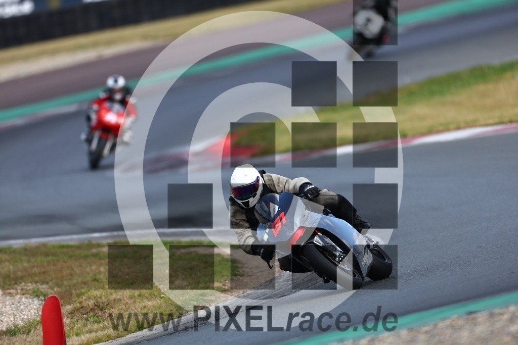 0061-20240915_07619 | Schöne Erinnerungen an spannende Momente - das festzuhalten ist unser Job. PIXELrace.de ist seit 2003 auf den Rennstrecken Europas unterwegs um die Action draußen beim Fahren und die wunderbare Stimmung imm Fahrerlager für euch einzufangen.