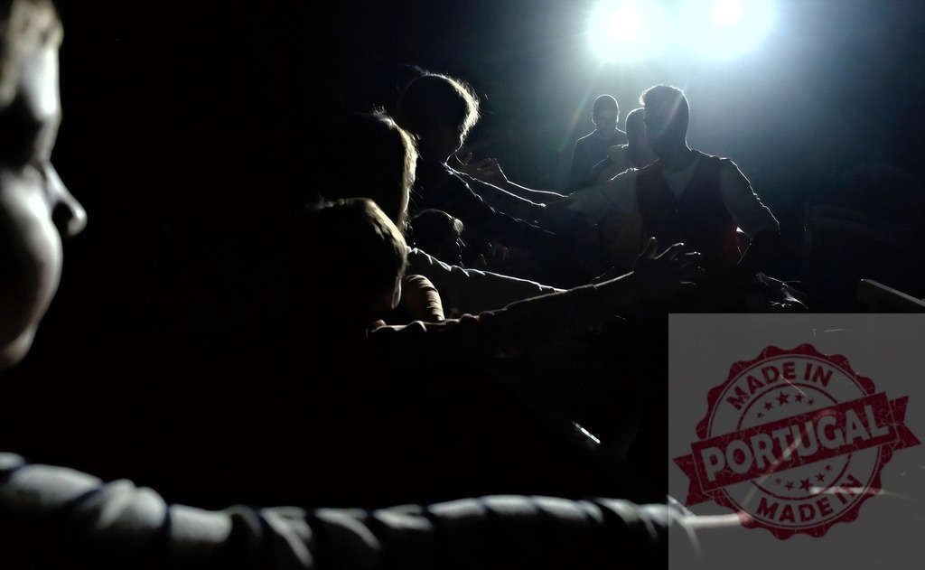 People reaching out for help in darkness with hope | People in a crowd stretching hands towards a bright light in a dark, confined space - Realisiert mit Pictrs.com