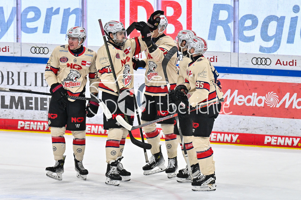 ERC Ingolstadt - Nuernberg Ice Tigers | Jubel der Gaeste nach dem Treffer zum 1-1 durch Will GARBER (Nuernberg Ice Tigers 77) / Tor / Torschuetze / Freude / Happy / DEL: ERC Ingolstadt - Nuernberg Ice Tigers, Saturn Arena am 21.03.2025