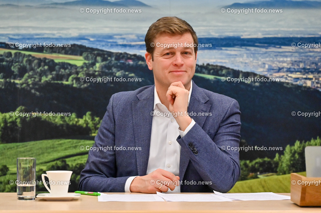 Pressekonferenz Die Grünen OÖ_ Energieoffensive für OÖ 2023_ 16.01.2023-19 | 16.01.2023, Presseclub Linz, AUT, Pressekonferenz Die Gruenen Ooe, Schwarz-Blau rutscht mit gewohnter Klimaschutz-Blockade ins neue Jahr - Gruene widmen 2023 der umfassenden Energieoffensive für Oberoesterreich und praesentieren weitere Schwerpunkte im Bild LR Stefan Kaineder (Die Gruenen)