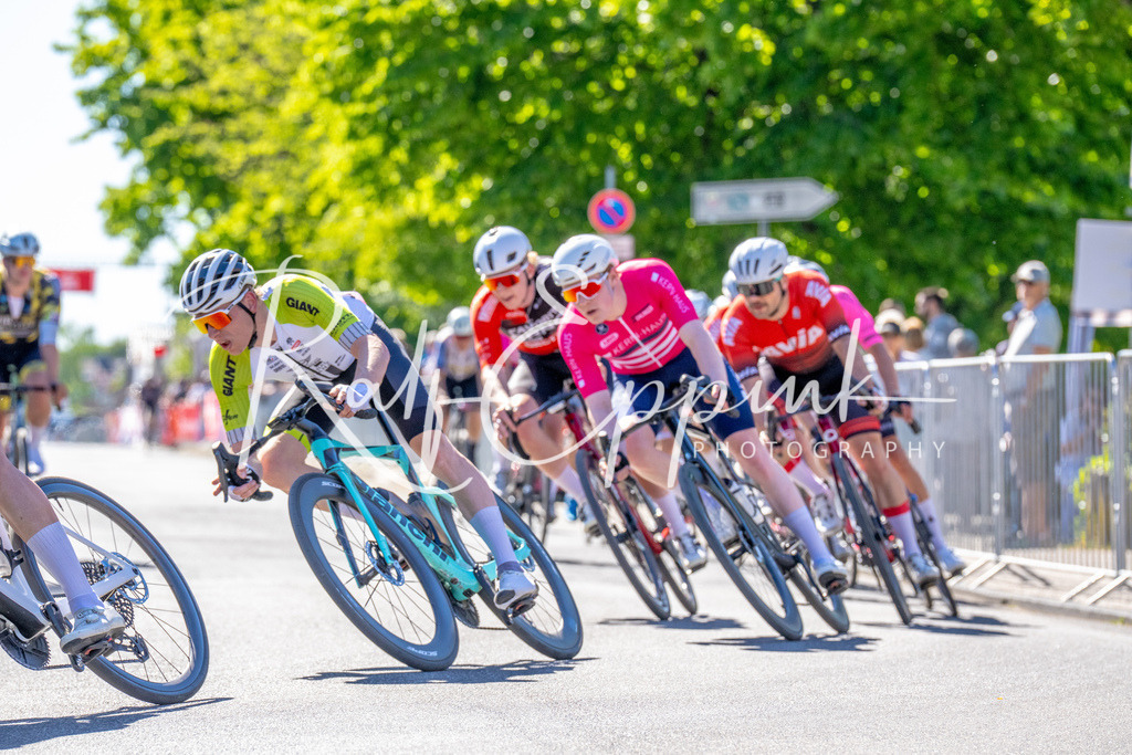 Spurt in den Mai 2026 - Großer Preis der Sparkasse Neuss | Annual one-day road cycling race "Großer Preis der Sparkasse Neuss" held in Büttgen, Germany, organized by VfR Büttgen 1912 e.V. The event features multiple races across all age categories from U11 youth to Elite men. - Realisiert mit Pictrs.com