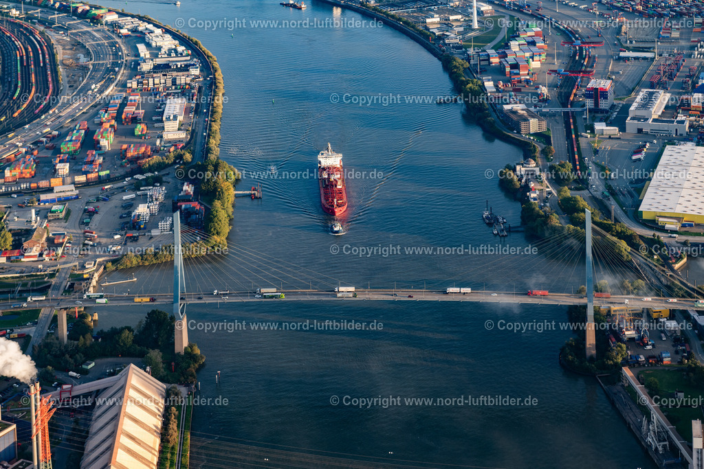 Hamburg_Köhlbrandbrücke_ELS_0783181023 | HAMBURG 18.10.2023 Fluß - Brückenbauwerk einer Schrägseilbrücke " Köhlbrandbrücke " während des Köhlbrandbrückenlauf über dem Rugenberger Hafen im Ortsteil Steinwerder in Hamburg, Deutschland. // River - bridge construction Koehlbrandbruecke on Koehlbrandbrueckenlauf over the port Rugenberger Hafen in the district Steinwerder in Hamburg, Germany. Foto: Martin Elsen